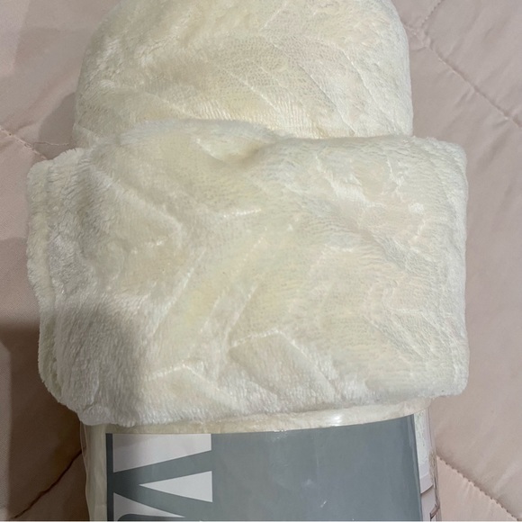 NEW VCNY Textured Blanket 50"× 60" - Picture 3 of 6